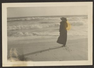 [Kvinna på stranden] av Louis Fleckenstein