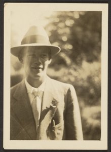 [Ung man med fedorahatt] av Louis Fleckenstein