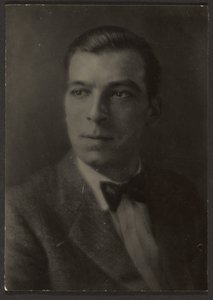 [Ung man med fluga] av Louis Fleckenstein