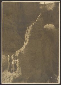[Unga kvinnor i Rocky Ravine] av Louis Fleckenstein