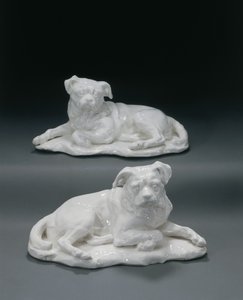 Två Chelsea-modeller av Hogarths hund "Trump", ca 1747-50 (keramik) av Louis Francois (after) Roubiliac