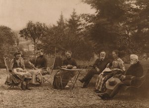 En grupp män och kvinnor satt och pratade vid ett bord, 1937