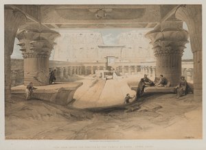 Egypten och Nubien, volym I: Utsikt från under portiken av Edfous tempel, övre Egypten, 1847. av Louis Haghe