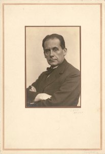 Walter Gropius 1883-1969, början av 1920-talet. av Louis Held