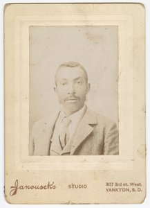Fotografi av en man klädd i en ljus jacka, väst och slips, sent 1800-tal. av Louis Janousek