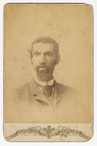 Fotografi av en man med skägg, sent 1800-tal. av Louis Janousek