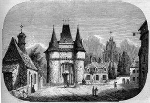 Arkitektur: utsikt över porten Saint Julien (1460-1483), I bakgrunden utsikt över den gotiska kyrkan Notre Dame des Marais (1450-1623). La Ferte Bernard, Sarthe (72) av Louis Moullin
