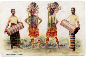 Devil Dancers, Ceylon, ca 1900-20 (handfärgat fotografi)