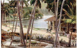 Utsikt från Temple of the Holy Tooth, Kandy, Ceylon, ca 1900-20 (handfärgat fotografi)