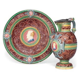 En Minton majolica ewer och stativ