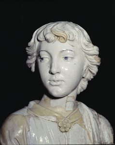 Ängel som håller ett ljus, detalj av huvudglaserad keramik för detaljer se 97637 för par se 97635-6 av Luca Della Robbia