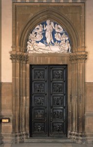 Emaljerad terrakotta som representerar uppståndelsen ovanför den norra dörren till sakristian i kyrkan Santa Maria del Fiore - 1442 av Luca Della Robbia