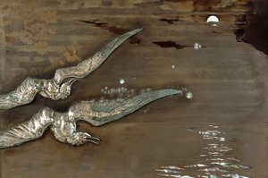 En metalllackpanel med applicerade silvermåsar, c.1900 (metalllackpanel, silver) av Lucien Gaillard