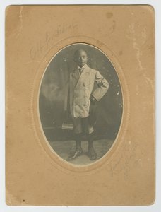 Fotografi av Lucius Harper, Jr. iväg till skolan, ca. 1910. av Lucius Harper