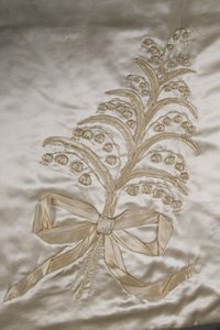 Bröllopsklänning (detaljvy av avtagbart tåg) av Lucy Christiana Lady Duff-Gordon