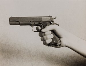 En hand som håller i en automatpistol
