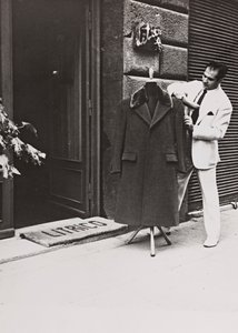 Angelo Litrico, stylist för Nikita Chrusjtjov såväl som för John F. Kennedy, Juan Perón, Tito, Dwight D. Eisenhower, utanför sin butik i Rom
