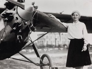 Miss Fumagalli första italienska kvinnan att få ett pilotplan fotograferad på flygplatsen i Littorio (Rom Urbe)