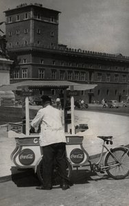 Gelatoförsäljare (glassförsäljare) på Piazza Venezia i Rom