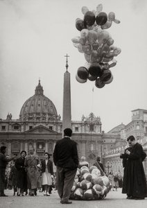 Försäljning av ballonger framför Peterskyrkan i Vatikanen av Luigi Leoni