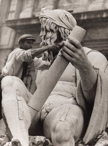 Arbetare på skulpturen av Ganges i de fyra flodernas fontän på Piazza Navona i Rom av Luigi Leoni