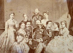 Bilden föreställer olika medlemmar av den kungliga familjen i Savojen. I mitten, sittande, Victor Emmanuel II, Umberto I och Amedeo i full uniform; regentens döttrar och Elisabetta av Sachsen i eleganta kläder. I bakgrunden, till höger av Luigi Montabone