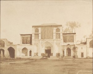 Yttre ingång till kungens palats, Teheran, 1858. av Luigi Pesce