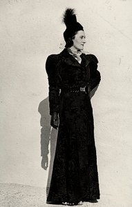 Faʻataʻitaʻiga o loʻo tuʻuina atu se tala na faia e le Italian couture house "Cicogna" o loʻo i ai se ofu talaloa breitschwanz faʻapotopotoina i le puimanava i se fusipaʻu faʻatasi ai ma se faʻamau maʻa, faʻapipiʻiina i se tamaʻi pulou paʻu ma le veli (b/w