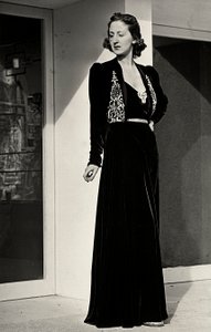 Modellen bär lång aftonklänning av mörk sammet med broderad dekoration, skapad av det italienska couturehuset "Fercioni". (s/v bild)