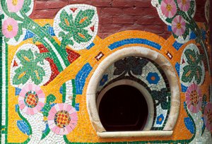 Exteriör vy av det katalanska musikpalatset i Barcelona, Spanien. Biljettkontor dekorerad med mosaik av Lluis Domenech I Montaner (1850-1923)