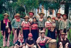 Guatemalanska bybor i traditionella kläder poserar för ett gruppporträtt i Todos Santos C...