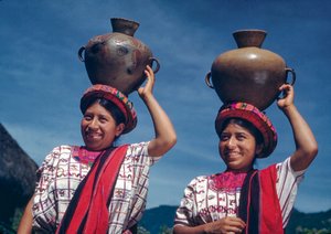 Guatemalanska kvinnor med vattenkannor i byn Nebaj, Guatemala