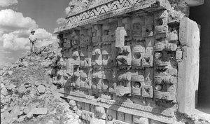 Reliefskulptur på monumental mayaruin, Yucatanhalvön. 1936