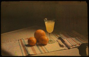 Still life färgfoto av en färsk apelsin och ett glas apelsinjuice tagen med...