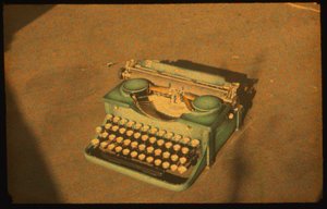 Still life-färgfoto av en skrivmaskin taget med Autochrome LumiÃ¨re och en 35 mm...