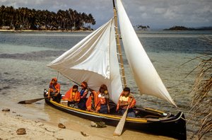 Kvinnor med näsringar i guld från Cuna-stammen på Mulatas aka San Blas Islands paddlar och s...