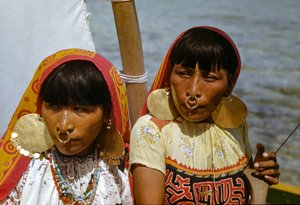 Kvinnor med näsringar i guld från Cuna-stammen på Mulatas aka San Blas Islands paddlar och s...