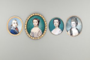Mrs Arabella Walker-Heneage, född Cope (d. c. 1818), i krämfärgad klänning med spetskant och pälskantad surcoat, pärlor sammanflätade i hennes uppsvepta och krullade hår, himmel och moln bakgrund