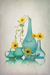 Blått glas, gula blommor av Lydia Jacobs