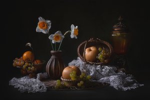 Stilleben med påskliljor och frukt