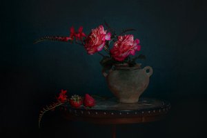 Mörkt blomstilleben av Lydia Jacobs
