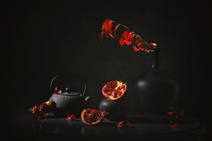 Mörkt stilleben med granatäpple av Lydia Jacobs