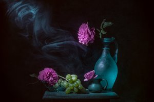 Eteriskt stilleben med rosor