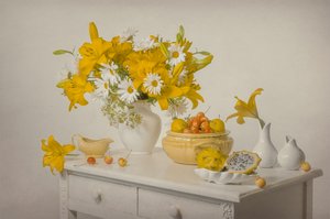 Stilleben med färska gula blommor