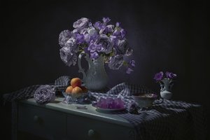 Stämningsfullt blomsterstilleben i lila