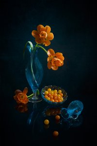Apelsinblommor och blått glas av Lydia Jacobs