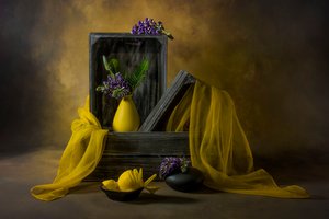 Rustikt gult blomsterstilleben av Lydia Jacobs