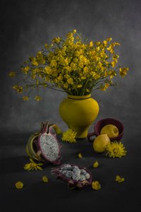 Gula blommor och frukt av Lydia Jacobs
