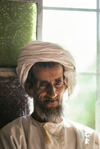 Porträtt av en Saiq-man högt uppe på den omanska Saiq-platån