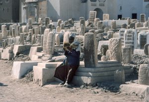 Jemenitisk man reciterar Koranen på kyrkogård med gravar i Sayun, Hadramawt, Sydjemen.